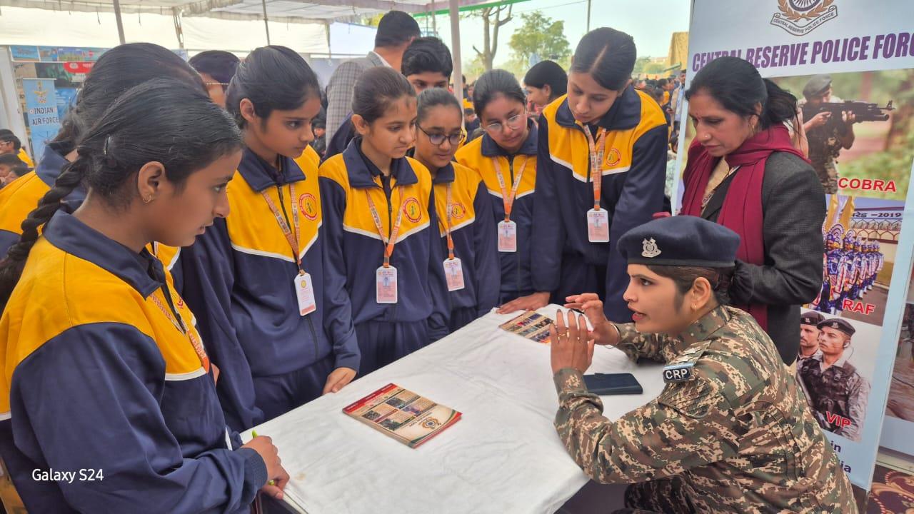   जयपुर स्थित भवानी निकेतन शिक्षा समिति, सीकर रोड परिसर में के रि पु बल की प्रदर्शनी का आयोजन