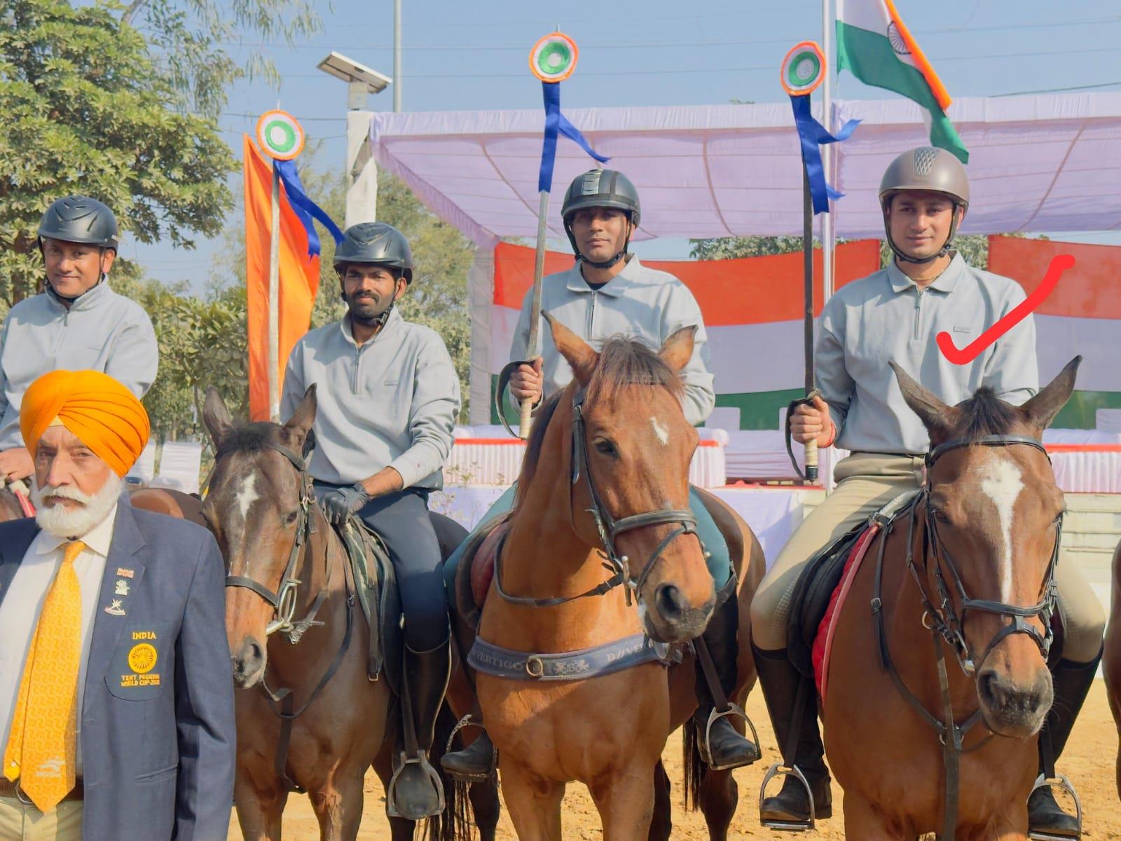   सिपाही नीरज कौशिक, केंद्रीय अश्वारोही टीम, राज सेक्टर ने रजत पदक जीता 