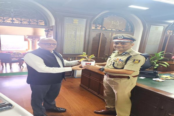   Sh. Virender Agarwal, IG WS CRPF,called on to Shri Sadanand Date, IPS,DGP Maharashtra Police