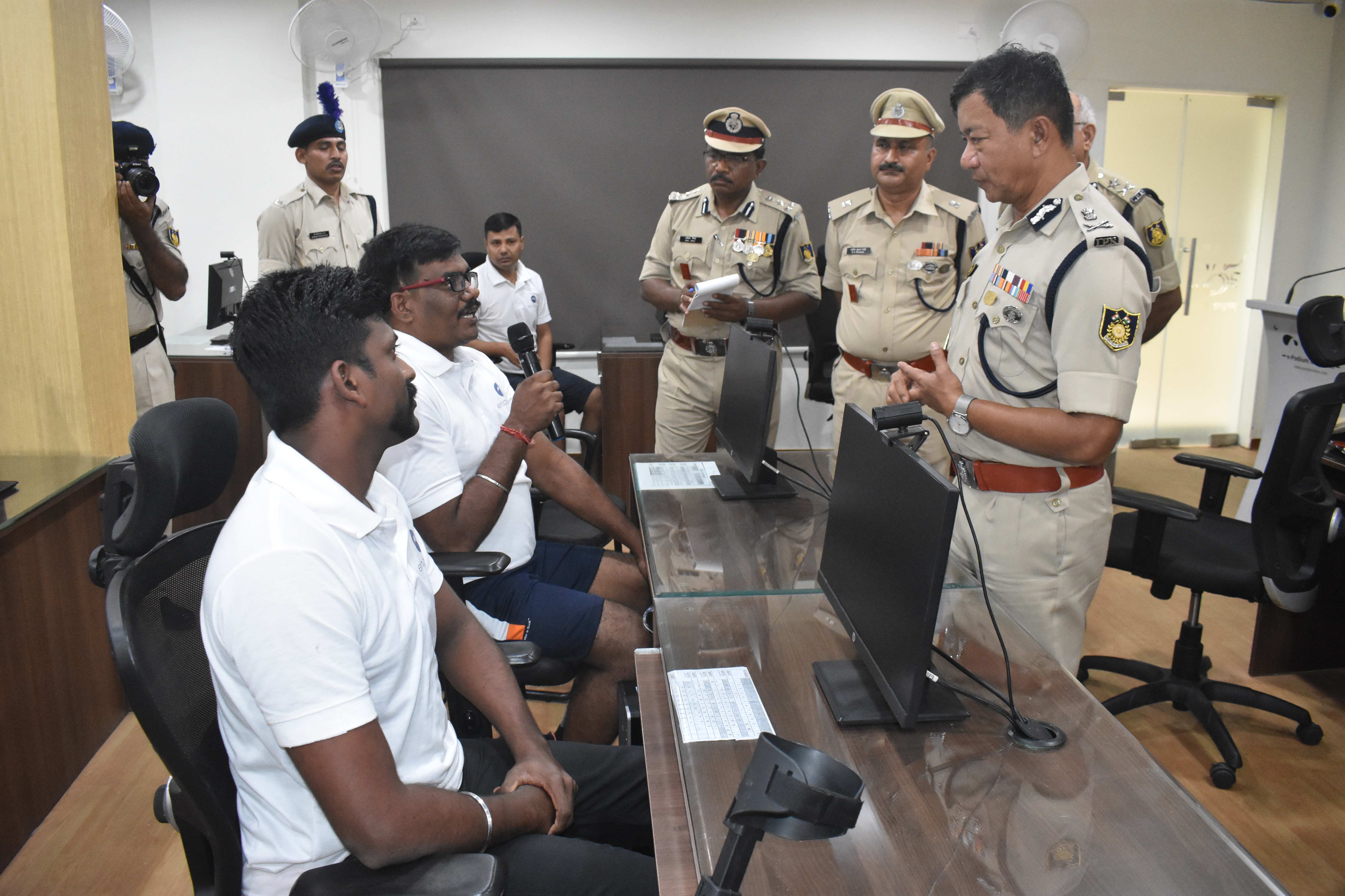   सीआरपीएफ के महानिदेशक डॉ. सुजॉय लाल थाओसेन, आईपीएस ने 07102022 को एनसीडीई का दौरा किया