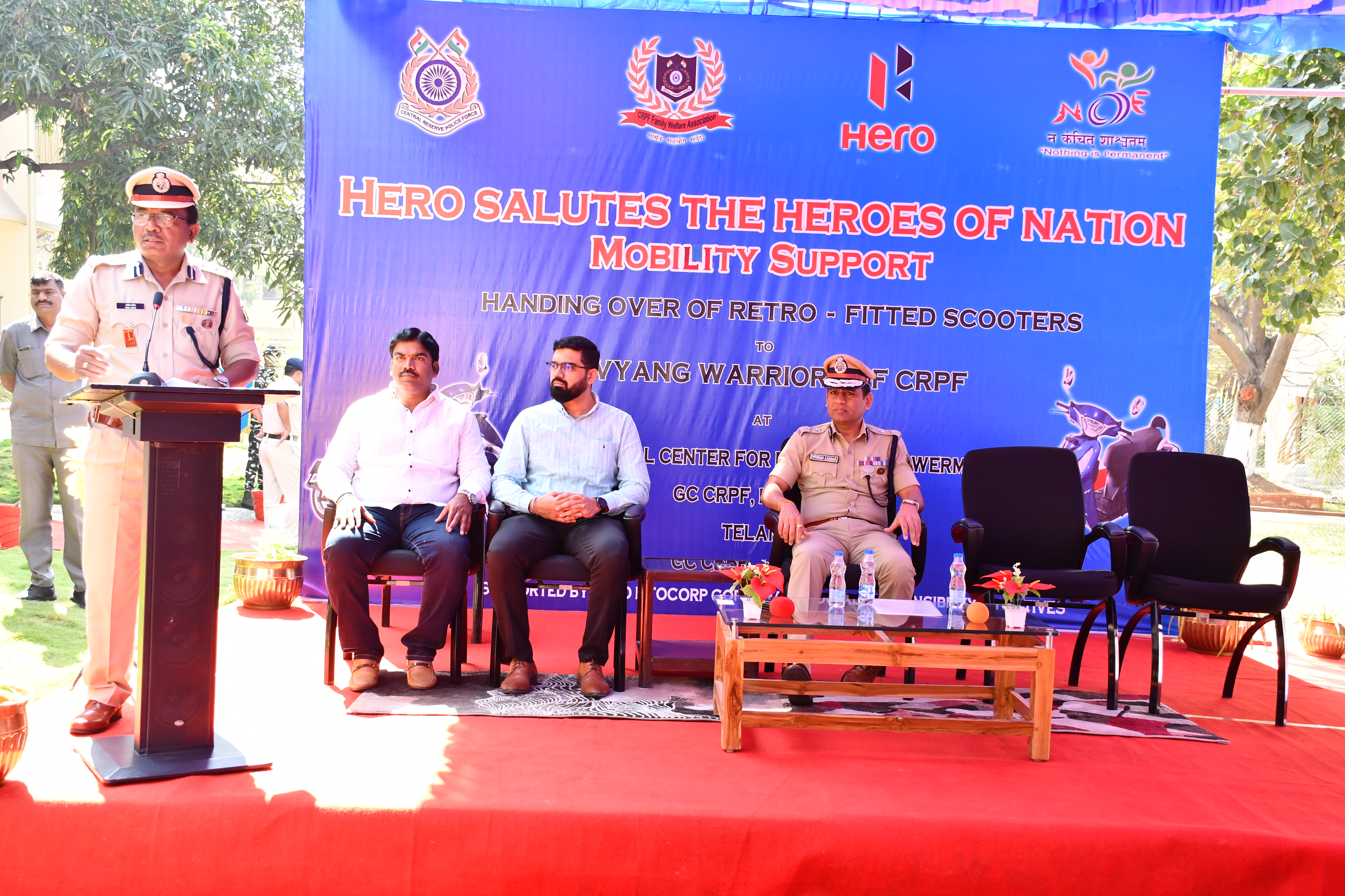   हीरो मोटो कॉर्प द्वारा सीआरपीएफ के दिव्यांग योद्धाओं को रेट्रो फिटेड स्कूटर सौंपना।