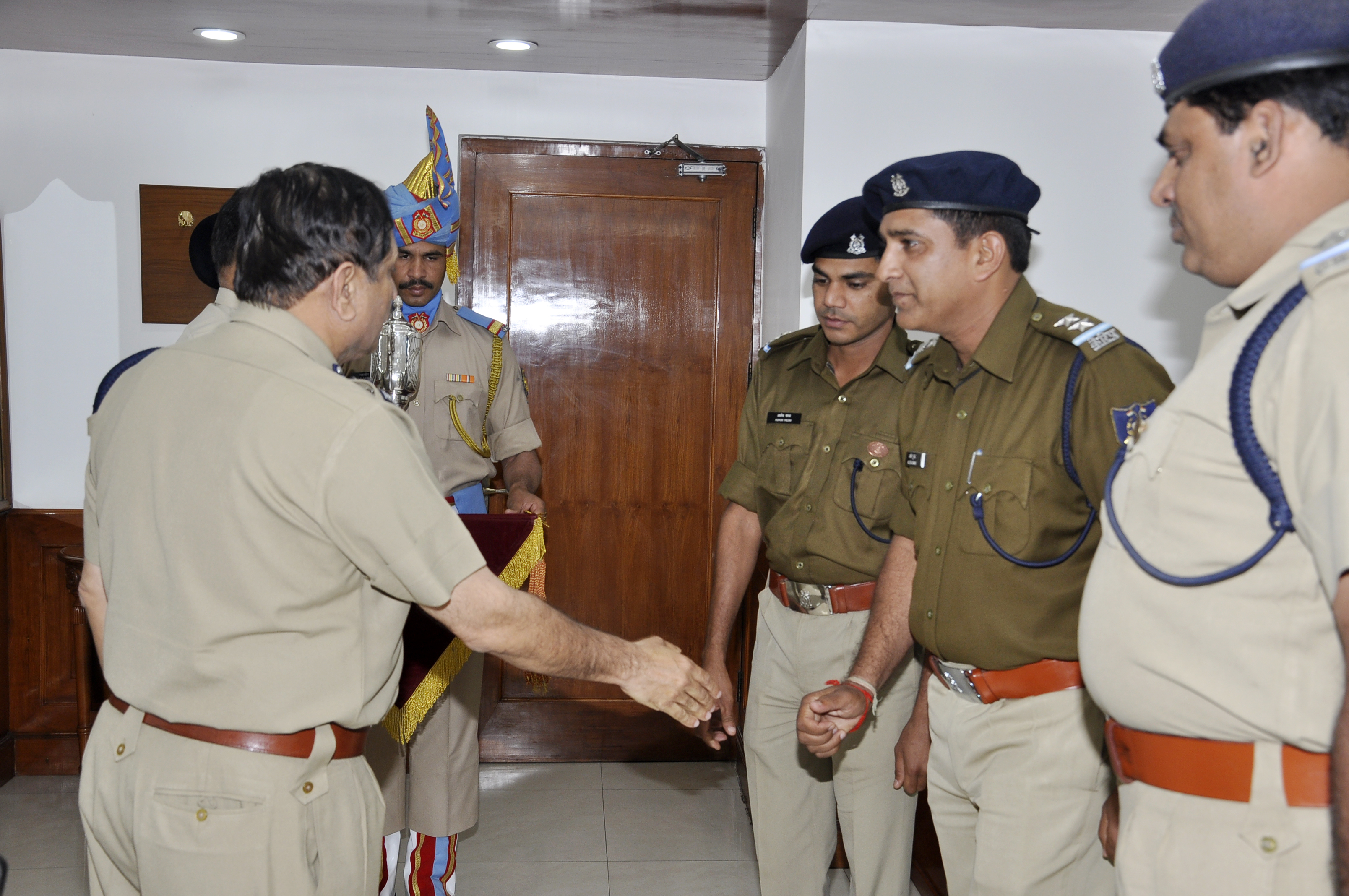   "अखिल भारतीय पुलिस ड्यूटी मीटिंग-2018" में कम्प्यूटर जागरूकता प्रतियोगिता में सभी सीएपीएफ के बीच से सीआरपीएफ को 2017 के लिए…