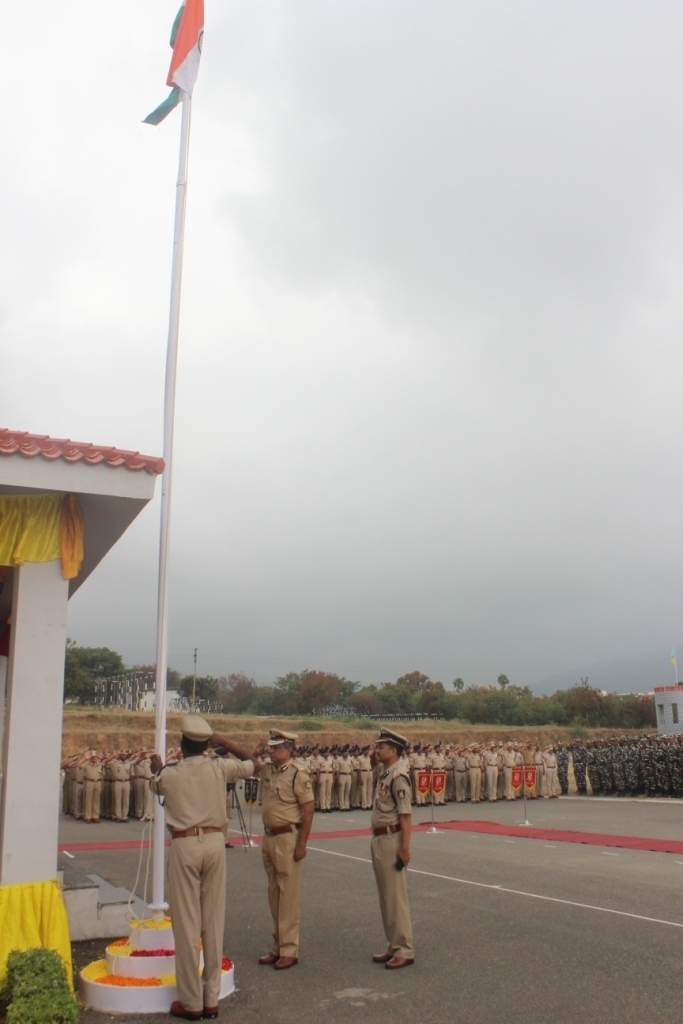 श्री एस सी वर्मा IPS, IGP प्रिंसिपल द्वारा राष्ट्रीय ध्वज होस्टिंग