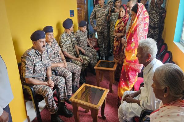   महानिदेशक का मेदिनीपुर (पश्चिम बंगाल) मे वीर उप निरीक्षक सुनील कुमार मंडल जी के निवास  स्थान का दौरा । 