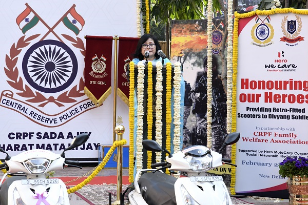   सीआरपीएफ के दिव्यांग जवानों को रेट्रो-फिटेड स्कूटर सौंपने का समारोह