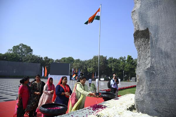   शहीद परिवार के साथ कुछ मार्मिक क्षण